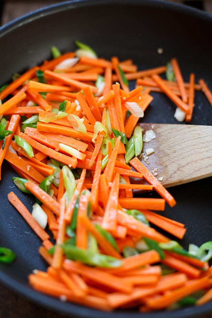 Gebratene Asia-Nudeln! OMG, dieses einfache 20-Minuten Rezept ist ein Gamechanger! Besser als vom Takeaway, voll mit Gemüse und nur eine Handvoll Zutaten - Kochkarussell.com #bratnudeln #vegan #veganrecipe #veggies #easy #recipe #rezept