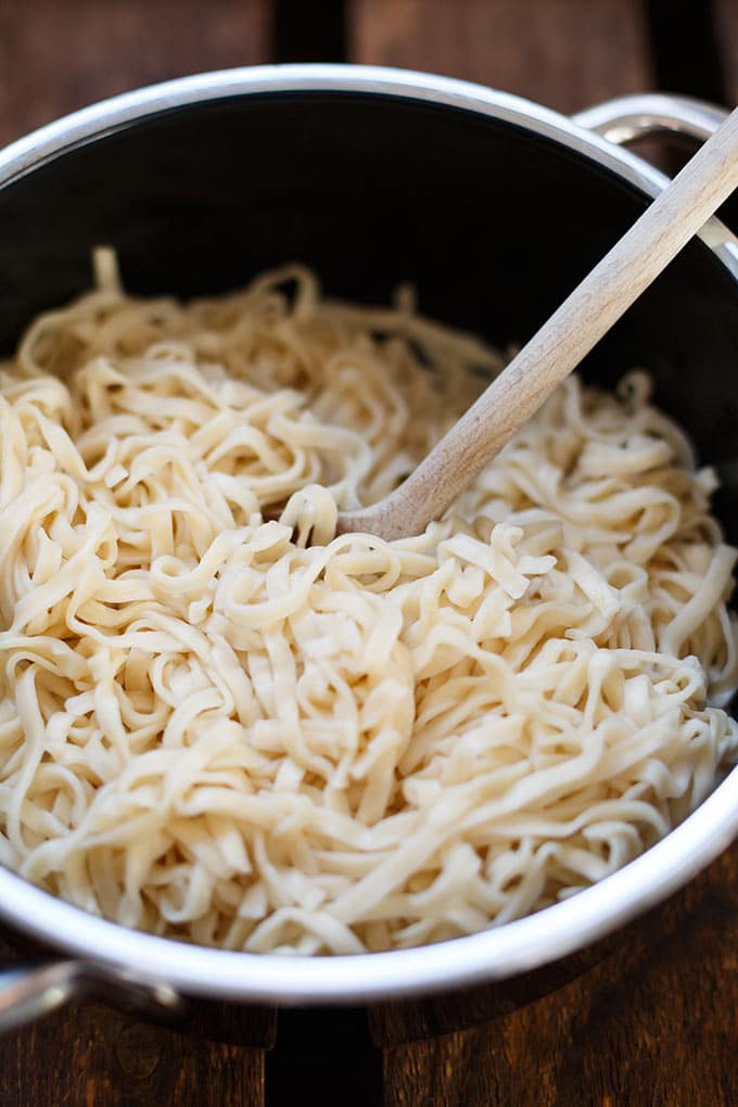 Gebratene Asia-Nudeln! OMG, dieses einfache 20-Minuten Rezept ist ein Gamechanger! Besser als vom Takeaway, voll mit Gemüse und nur eine Handvoll Zutaten - Kochkarussell.com #bratnudeln #vegan #veganrecipe #veggies #easy #recipe #rezept