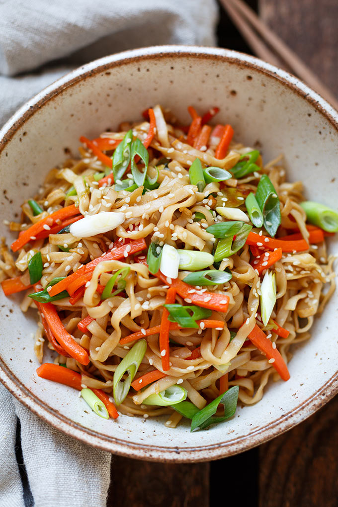 Gebratene Asia-Nudeln! OMG, dieses einfache 20-Minuten Rezept ist ein Gamechanger! Besser als vom Takeaway, voll mit Gemüse und nur eine Handvoll Zutaten - Kochkarussell.com #bratnudeln #vegan #veganrecipe #veggies #easy #recipe #rezept #bratnudeln Gebratene Asia-Nudeln! OMG, dieses einfache 20-Minuten Rezept ist ein Gamechanger! Besser als vom Takeaway, voll mit Gemüse und nur eine Handvoll Zutaten - Kochkarussell.com #bratnudeln #vegan #veganrecipe #veggies #easy #recipe #rezept #bratnudeln