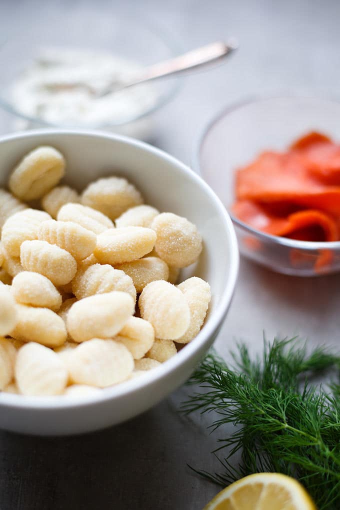 Gnocchi-Lachs-Pfanne mit Frischkäse-Sauce, dicken Räucherlachsstücken und Zitrone. Das Rezept ist super einfach, in 15 Minuten fertig und das perfekte Feierabendessen. Bonus: SO cremig! Gnocchi-Lachs-Pfanne mit Frischkäse-Sauce, dicken Räucherlachsstücken und Zitrone. Das Rezept ist super einfach, in 15 Minuten fertig und das perfekte Feierabendessen. Bonus: SO cremig! - Kochkarussell.com