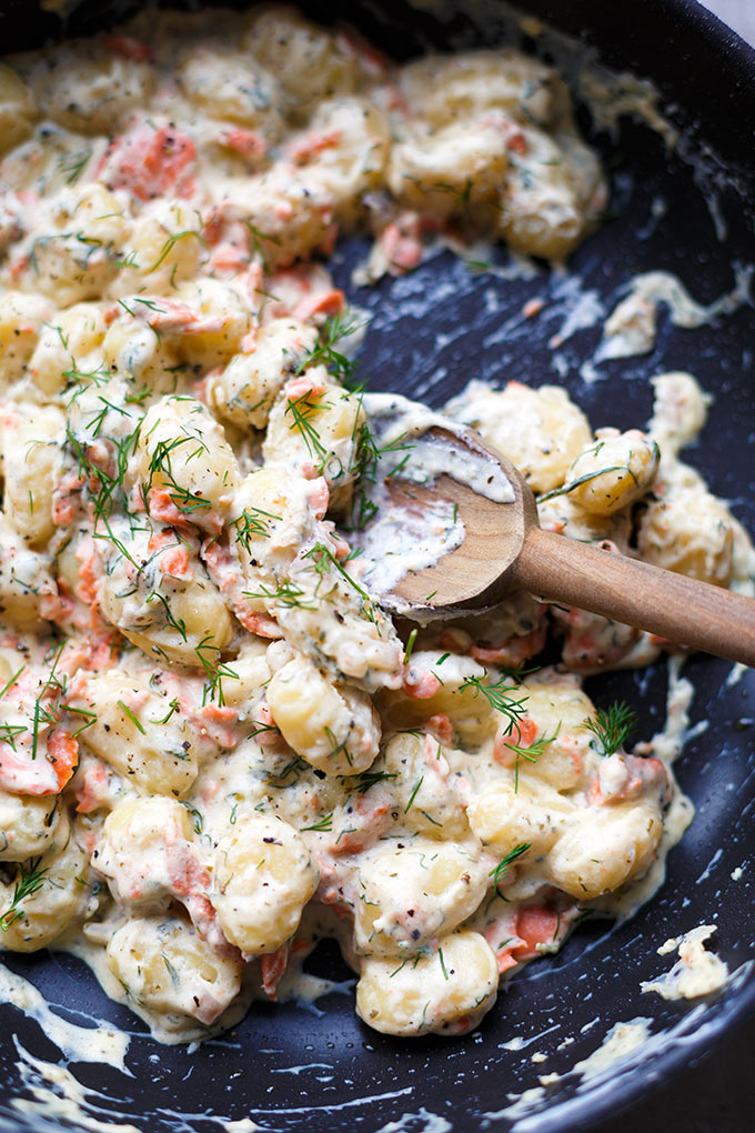 Gnocchi-Lachs-Pfanne mit Frischkäse-Sauce, dicken Räucherlachsstücken und Zitrone. Das Rezept ist super einfach, in 15 Minuten fertig und das perfekte Feierabendessen. Bonus: SO cremig! - Kochkarussell.com Gnocchi-Lachs-Pfanne mit Frischkäse-Sauce, dicken Räucherlachsstücken und Zitrone. Das Rezept ist super einfach, in 15 Minuten fertig und das perfekte Feierabendessen. Bonus: SO cremig! - Kochkarussell.com