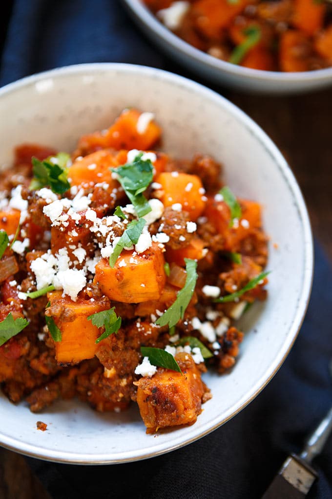 Herzhafte Süßkartoffel-Hackfleisch-Pfanne mit Feta. Dieses 10-Zutaten Rezept ist einfach und so lecker. - Kochkarussell.com 