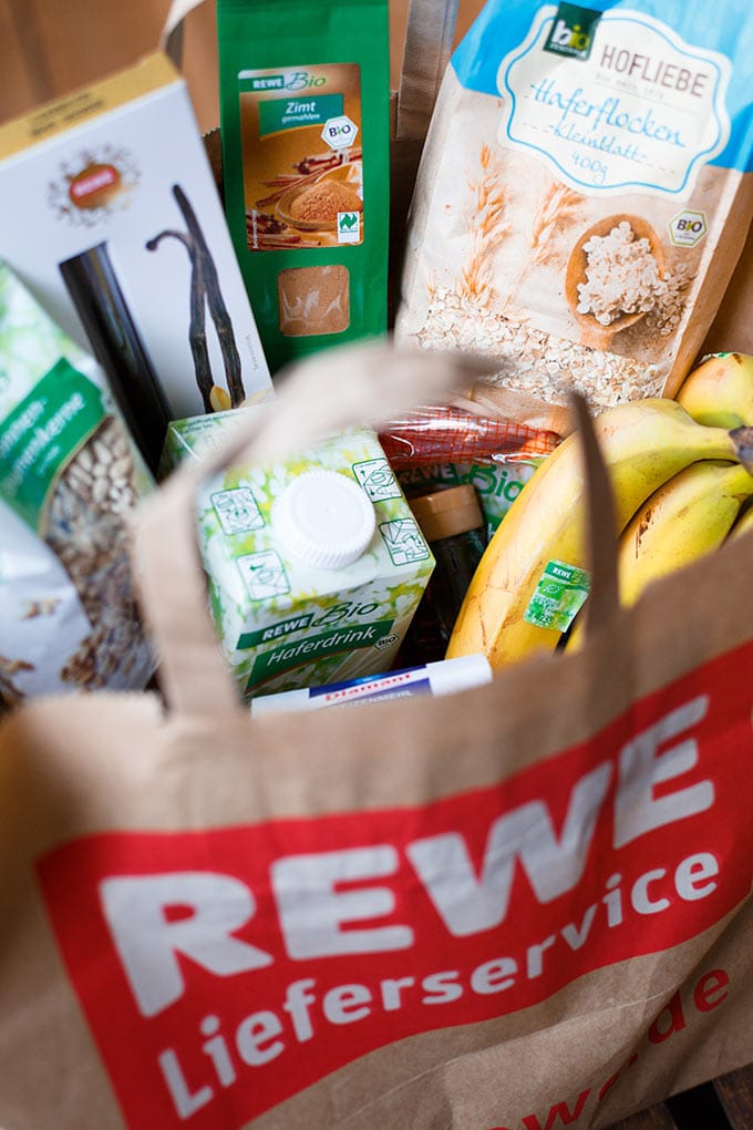 Werbung. Herrlich fluffige Carrot Cake Pancakes! Dieses 9-Zutaten Rezept ist super einfach und SO lecker. - Kochkarussell.com #pancakes #ostern #brunch