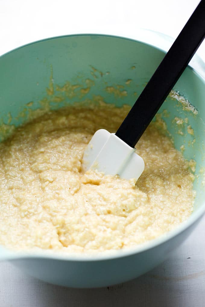 Zitronen-Kokos-Kuchen mit zitronigem Creme Fraiche-Topping. Dieses einfache Rezept ist herrlich saftig, zitronig und kokosnussig. SO lecker! - Kochkarussell.com #kuchen #zitronenkuchen #kokos #backen Zitronen-Kokos-Kuchen mit zitronigem Creme Fraiche-Topping. Dieses einfache Rezept ist herrlich saftig, zitronig und kokosnussig. SO lecker! - Kochkarussell.com #kuchen #zitronenkuchen #kokos #backen