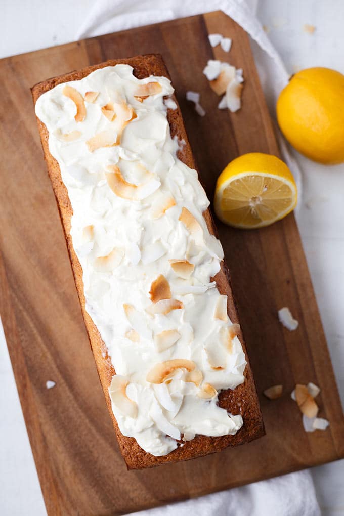 Zitronen-Kokos-Kuchen mit zitronigem Creme Fraiche-Topping. Dieses einfache Rezept ist herrlich saftig, zitronig und kokosnussig. SO lecker! - Kochkarussell.com #kuchen #zitronenkuchen #kokos #backen Zitronen-Kokos-Kuchen mit zitronigem Creme Fraiche-Topping. Dieses einfache Rezept ist herrlich saftig, zitronig und kokosnussig. SO lecker! - Kochkarussell.com #kuchen #zitronenkuchen #kokos #backen