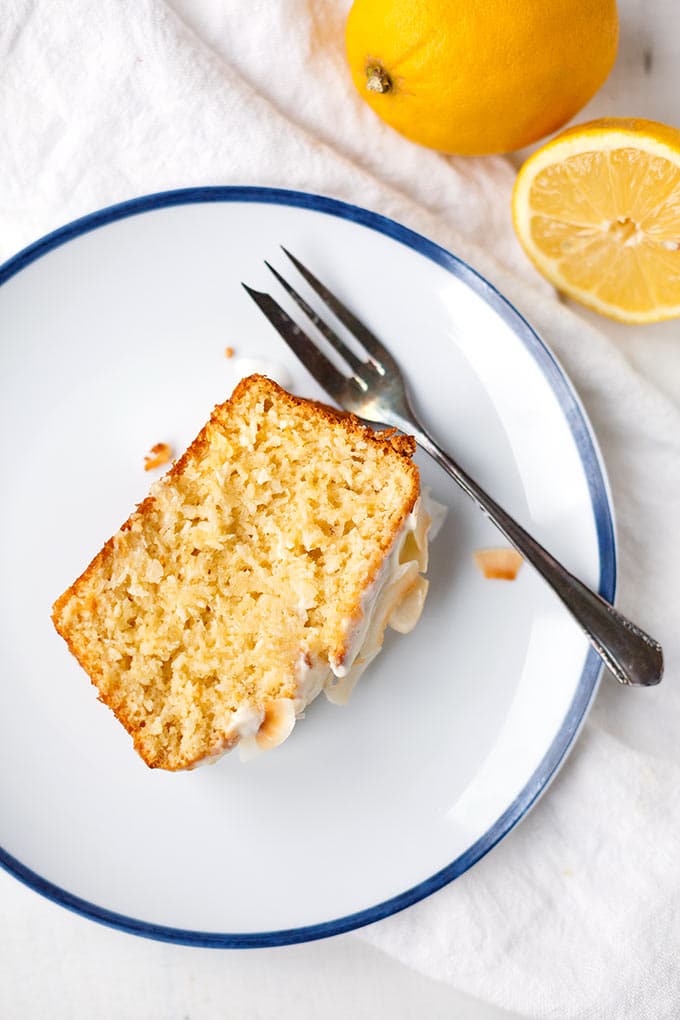 Zitronen-Kokos-Kuchen mit zitronigem Creme Fraiche-Topping. Dieses einfache Rezept ist herrlich saftig, zitronig und kokosnussig. SO lecker! - Kochkarussell.com #kuchen #zitronenkuchen #kokos #backen Zitronen-Kokos-Kuchen mit zitronigem Creme Fraiche-Topping. Dieses einfache Rezept ist herrlich saftig, zitronig und kokosnussig. SO lecker! - Kochkarussell.com #kuchen #zitronenkuchen #kokos #backen