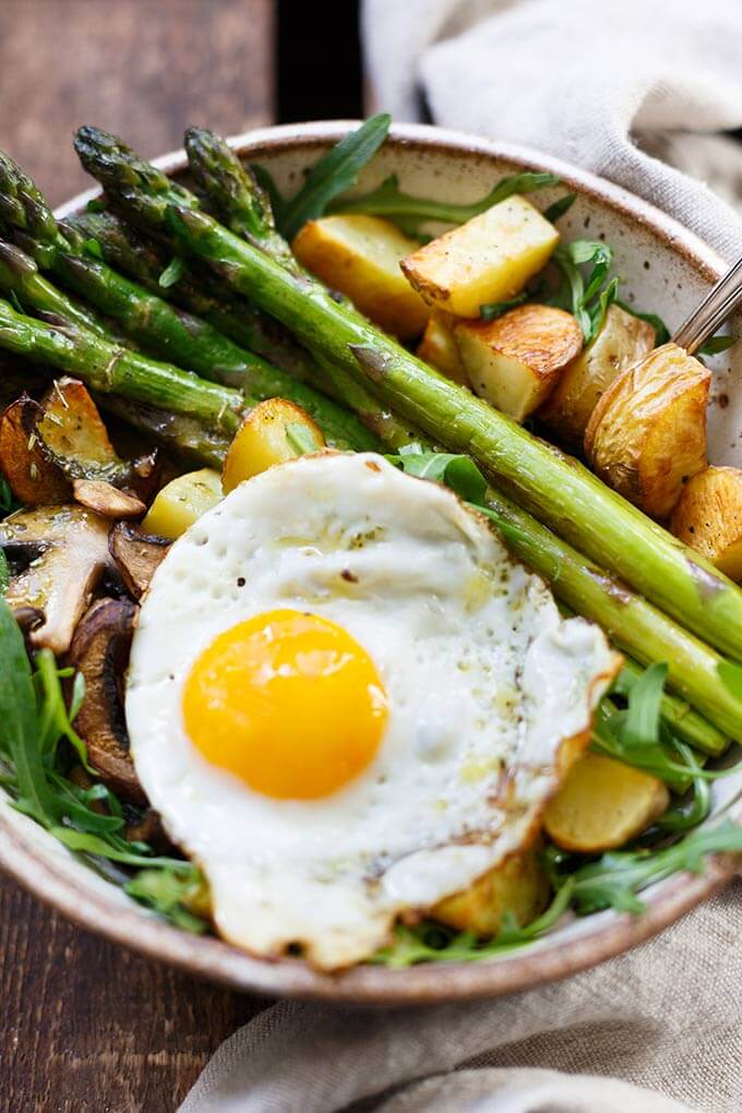 OMG, die Kartoffel Spargel Power Bowl ist SO gut! Dieses einfache und gesunde Rezept schmeckt allen und ist perfekt für den Frühling! - Kochkarussell.com #spargel #grünerspargel #frühling #rezept OMG, die Kartoffel Spargel Power Bowl ist SO gut! Dieses einfache und gesunde Rezept schmeckt allen und ist perfekt für den Frühling! - Kochkarussell.com #spargel #grünerspargel #frühling #rezept