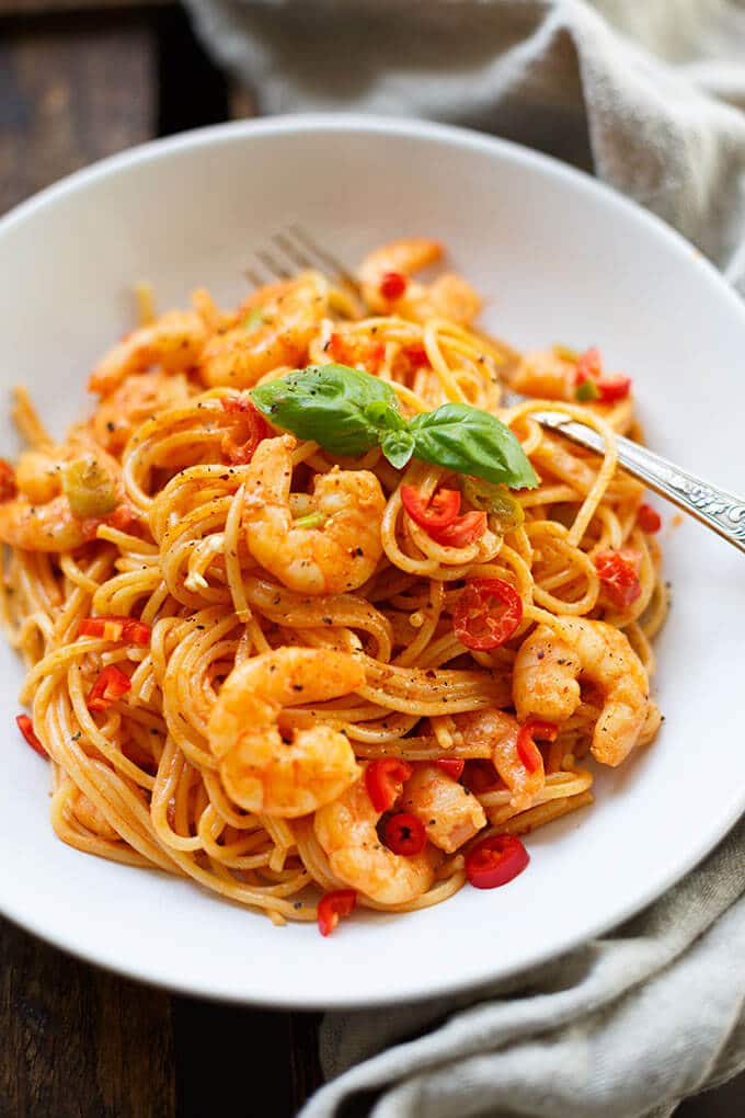 Nudeln mit Garnelen und Tomaten-Sahne-Sauce