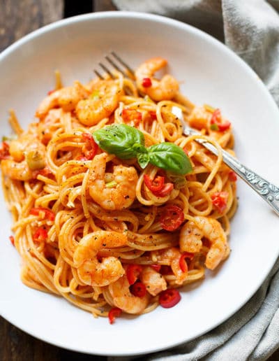 Nudeln-mit-Garnelen-und-Tomaten-Sahnesauce-3