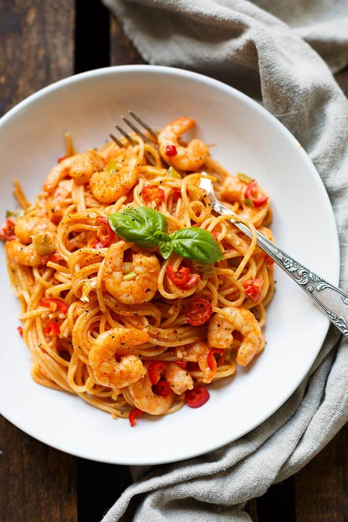 OMG, die Nudeln mit Garnelen und Tomaten-Sahnesauce sind herrlich würzig und in 20 Minuten fertig. Dieses schnelle Rezept ist perfekt für den Feierabend! - Kochkarussell.com #pasta #garnelen #rezept