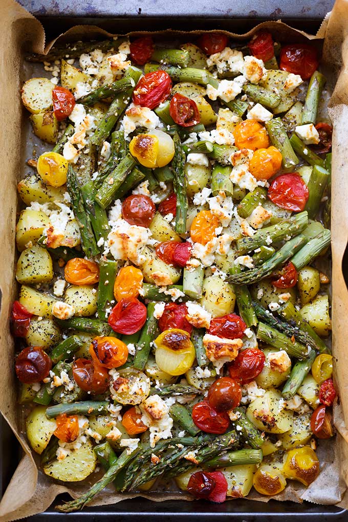 Ofenkartoffeln mit grünem Spargel, Tomaten und Feta 1