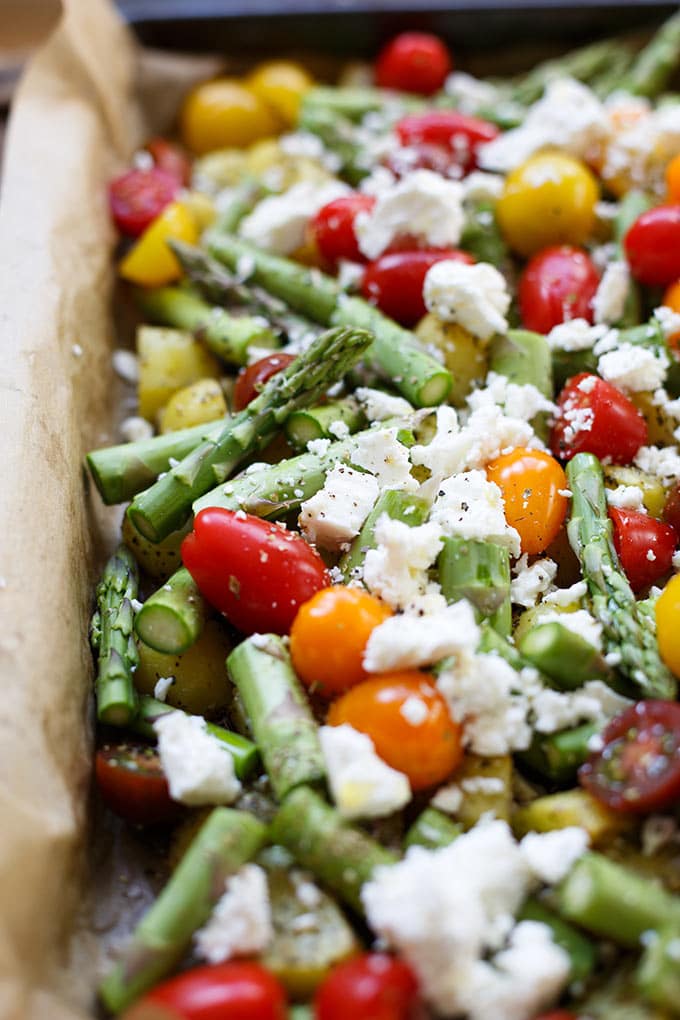 Alle Zutaten für das Ein Blech Rezept auf einem Backblech mit Backpapier. Bereit, um in den Ofen geschoben zu werden.