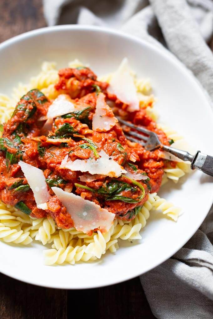 15-Minuten Pasta mit Tomaten-Frischkäse-Sauce und Spinat. Dieses einfache 9-Zutaten Rezept ist unglaublich cremig, tomatig und schnell gemacht. Perfekt! - Kochkarussell.com