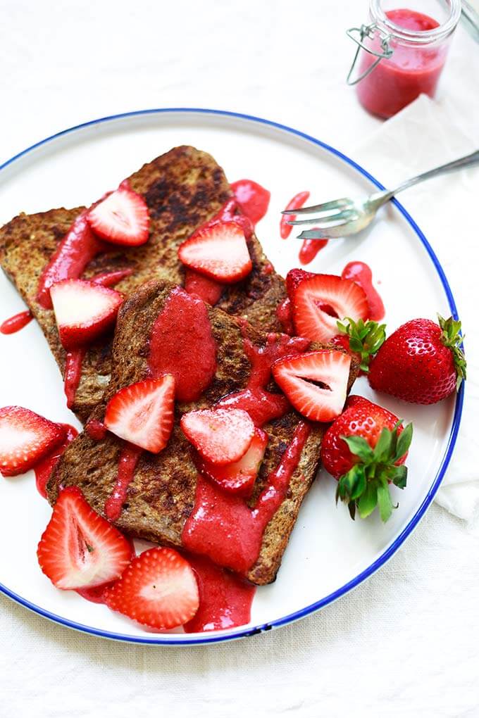 Strawberry French Toast mit schneller Erdbeersauce mit Erdbeeren, Ahornsirup, Vollkorntoast und Zimt. Dieses schnelle Frühstücksrezept aus 7 Zutaten ist super einfach, erdbeerig und unglaublich gut! - Kochkarussell.com #erdbeeren #frenchtoast #frühstück #brunch Strawberry French Toast mit schneller Erdbeersauce mit Erdbeeren, Ahornsirup, Vollkorntoast und Zimt. Dieses schnelle Frühstücksrezept aus 7 Zutaten ist super einfach, erdbeerig und unglaublich gut! - Kochkarussell.com #erdbeeren #frenchtoast #frühstück #brunch