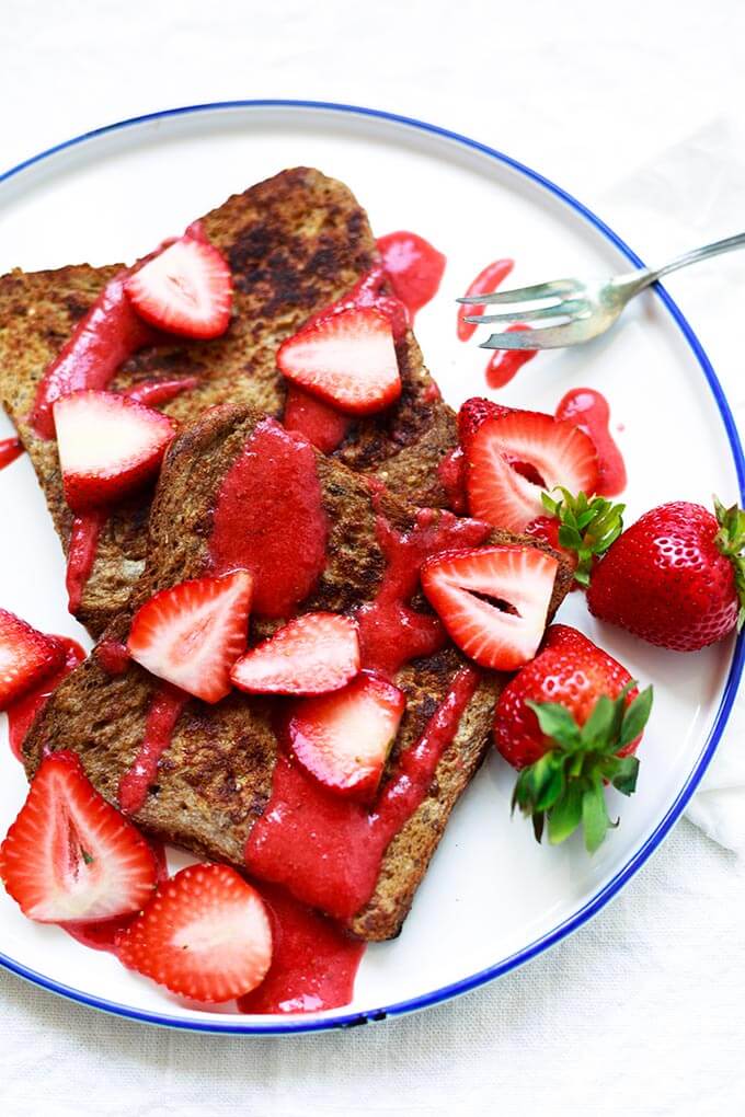 Strawberry French Toast mit schneller Erdbeersauce mit Erdbeeren, Ahornsirup, Vollkorntoast und Zimt. Dieses schnelle Frühstücksrezept aus 7 Zutaten ist super einfach, erdbeerig und unglaublich gut! - Kochkarussell.com #erdbeeren #frenchtoast #frühstück #brunch Strawberry French Toast mit schneller Erdbeersauce mit Erdbeeren, Ahornsirup, Vollkorntoast und Zimt. Dieses schnelle Frühstücksrezept aus 7 Zutaten ist super einfach, erdbeerig und unglaublich gut! - Kochkarussell.com #erdbeeren #frenchtoast #frühstück #brunch