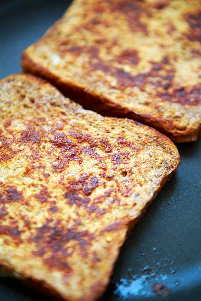 Strawberry French Toast mit schneller Erdbeersauce mit Erdbeeren, Ahornsirup, Vollkorntoast und Zimt. Dieses schnelle Frühstücksrezept aus 7 Zutaten ist super einfach, erdbeerig und unglaublich gut! - Kochkarussell.com #erdbeeren #frenchtoast #frühstück #brunch Strawberry French Toast mit schneller Erdbeersauce mit Erdbeeren, Ahornsirup, Vollkorntoast und Zimt. Dieses schnelle Frühstücksrezept aus 7 Zutaten ist super einfach, erdbeerig und unglaublich gut! - Kochkarussell.com #erdbeeren #frenchtoast #frühstück #brunch