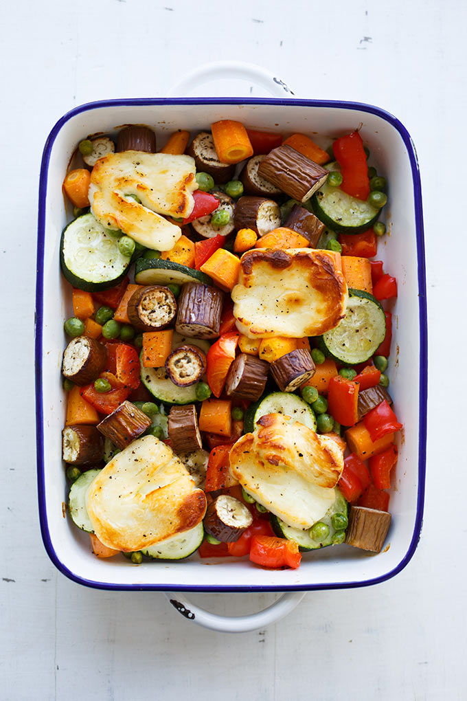 Buntes Ofengemüse mit Halloumi. Dieses Ein Blech-Rezept ist einfach, gesund und perfekt für den Feierabend. SO gut!! - Kochkarussell.com #ofengemüse #halloumi #einblech #rezept Buntes Ofengemüse mit Halloumi. Dieses Ein Blech-Rezept ist einfach, gesund und perfekt für den Feierabend. SO gut!! - Kochkarussell.com #ofengemüse #halloumi #einblech #rezept