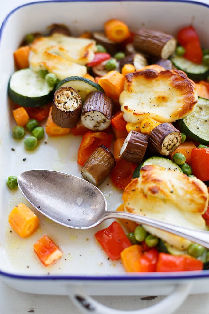 Buntes Ofengemüse mit Halloumi. Dieses Ein Blech-Rezept ist einfach, gesund und perfekt für den Feierabend. SO gut!! - Kochkarussell.com #ofengemüse #halloumi #einblech #rezept Buntes Ofengemüse mit Halloumi. Dieses Ein Blech-Rezept ist einfach, gesund und perfekt für den Feierabend. SO gut!! - Kochkarussell.com #ofengemüse #halloumi #einblech #rezept