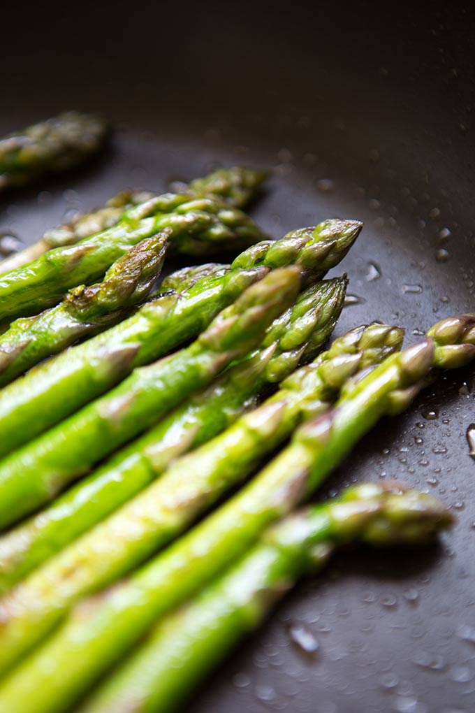 Spargel-Caprese-Salat mit Basilikum-Dressing ist SO GUT! Grüner Spargel, bunte Tomaten, Mozzarella und eine leichte Basilikum-Sauce, lecker! - Kochkarussell.com #salat #spargel #caprese #frühlingsrezept Spargel-Caprese-Salat mit Basilikum-Dressing - Kochkarussell Foodblog - leichtes Frühlingsrezept, perfekte Grillbeilage, lowcarb und ein schnelles Abendessen #salat #spargel #caprese #frühlingsrezept #lowcarb