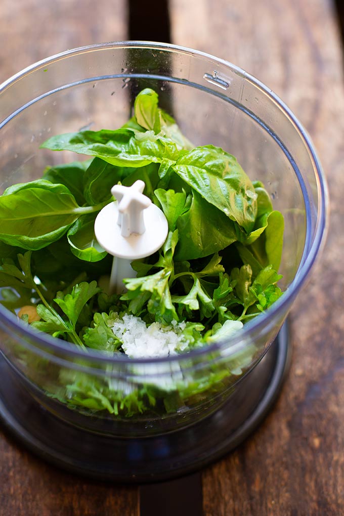 Spargel-Caprese-Salat mit Basilikum-Dressing ist SO GUT! Grüner Spargel, bunte Tomaten, Mozzarella und eine leichte Basilikum-Sauce, lecker! - Kochkarussell.com #salat #spargel #caprese #frühlingsrezept Spargel-Caprese-Salat mit Basilikum-Dressing - Kochkarussell Foodblog - leichtes Frühlingsrezept, perfekte Grillbeilage, lowcarb und ein schnelles Abendessen #salat #spargel #caprese #frühlingsrezept #lowcarb