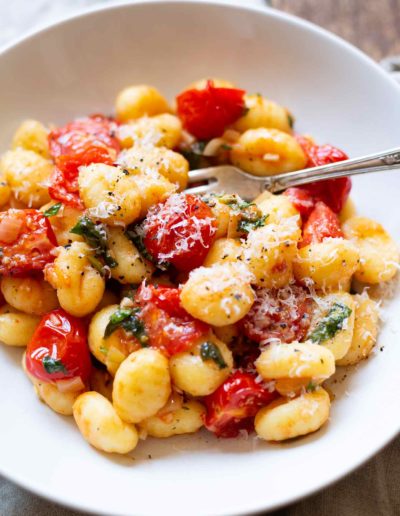 15-Minuten-Gnocchi-mit-geschmolzenen-Tomaten-und-Basilikum-1