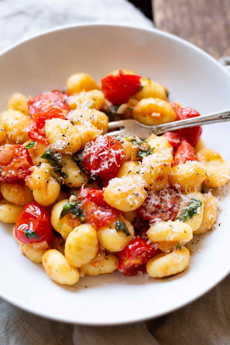 15-Minuten-Gnocchi-mit-geschmolzenen-Tomaten-und-Basilikum-1