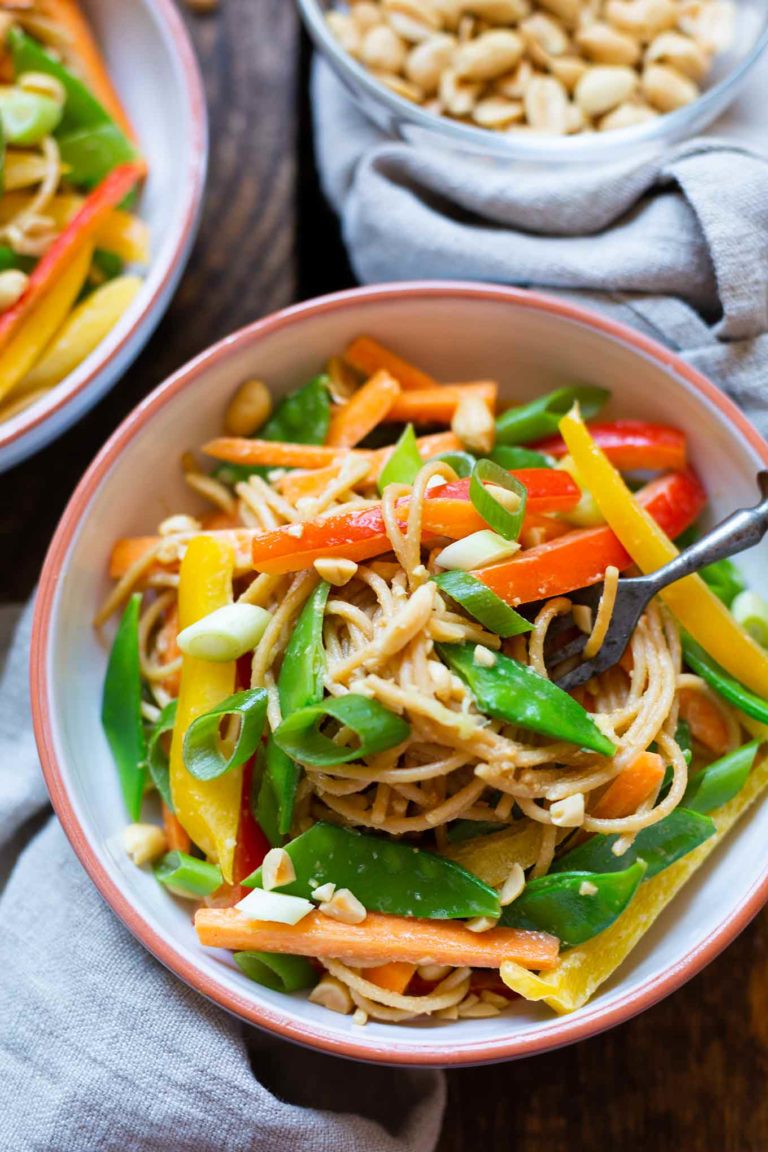 Asiatischer Nudelsalat (schnell & einfach!) Asiatischer-Nudelsalat-mit-Erdnusssauce-1