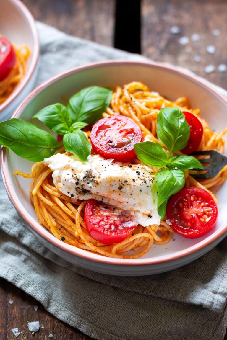 Tomaten-Pesto-Spaghetti-mit-Burrata-und-Basilikum-1