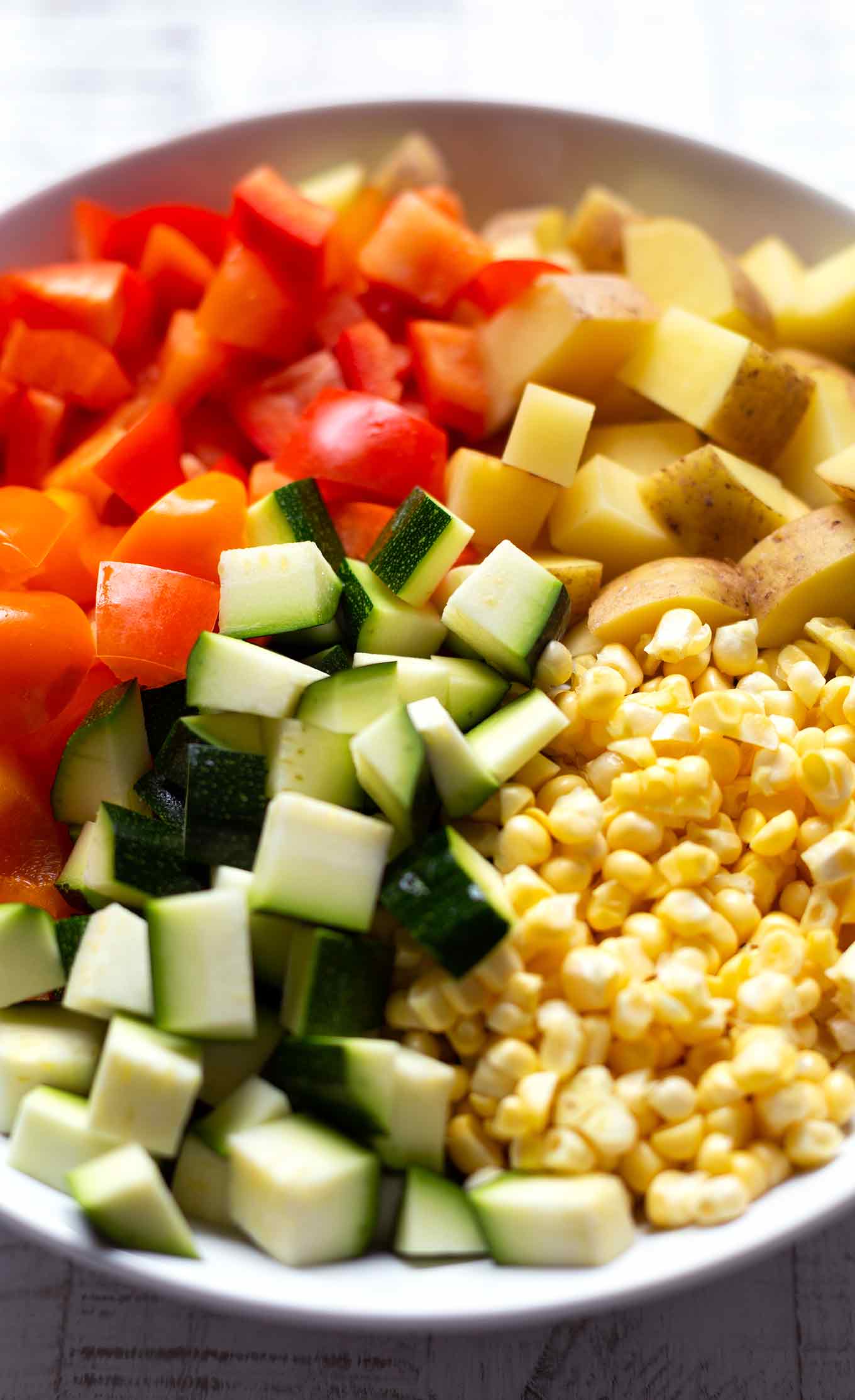 Diese vegetarische Gemüsesuppe ist schnell, einfach und vollgepackt mit viel gutem Sommergemüse. Ein leichtes Rezept, um ein paar Kalorien zu sparen und so lecker! - Kochkarussell.com #gemüsesuppe #rezept #sommerrezept #suppe #schnellundeinfach #soulfood