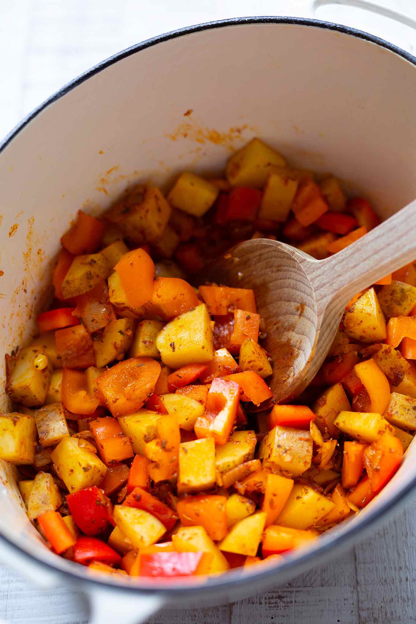 Diese vegetarische Gemüsesuppe ist schnell, einfach und vollgepackt mit viel gutem Sommergemüse. Ein leichtes Rezept, um ein paar Kalorien zu sparen und so lecker! - Kochkarussell.com #gemüsesuppe #rezept #sommerrezept #suppe #schnellundeinfach #soulfood