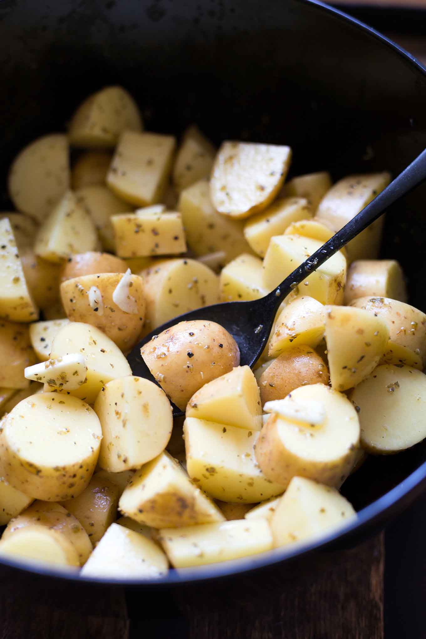Griechische Ofenkartoffeln mit Joghurt-Feta-Dip. Dieses schnelle Rezept ist super einfach, leicht und SO gut! - Kochkarussell.com #ofenkartoffeln #rezept #sommerrezept #schnellundeinfach #zitrone #dip Griechische Ofenkartoffeln mit Joghurt-Feta-Dip. Dieses schnelle Rezept ist super einfach, leicht und SO gut! - Kochkarussell.com #ofenkartoffeln #rezept #sommerrezept #schnellundeinfach #zitrone #dip