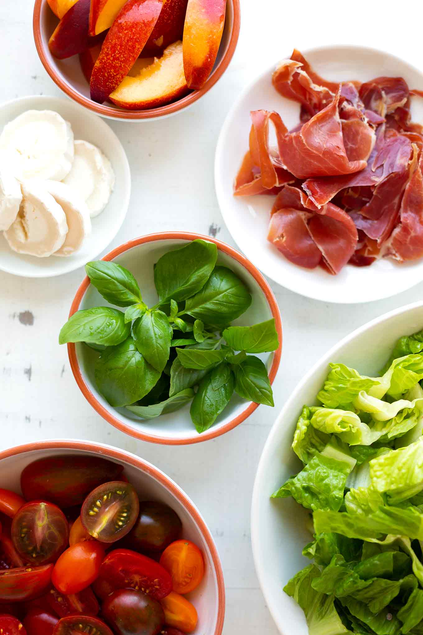 Sommerlicher Nektarinen-Ziegenkäse-Salat mit bunten Tomaten. Dieses leckere Salat-Rezept ist einfach, richtig beeindruckend und erfordert nur 20 Minuten Zeit! - Kochkarussell.com #salat #nektarinen #ziegenkäse #rezept #kochkarussell