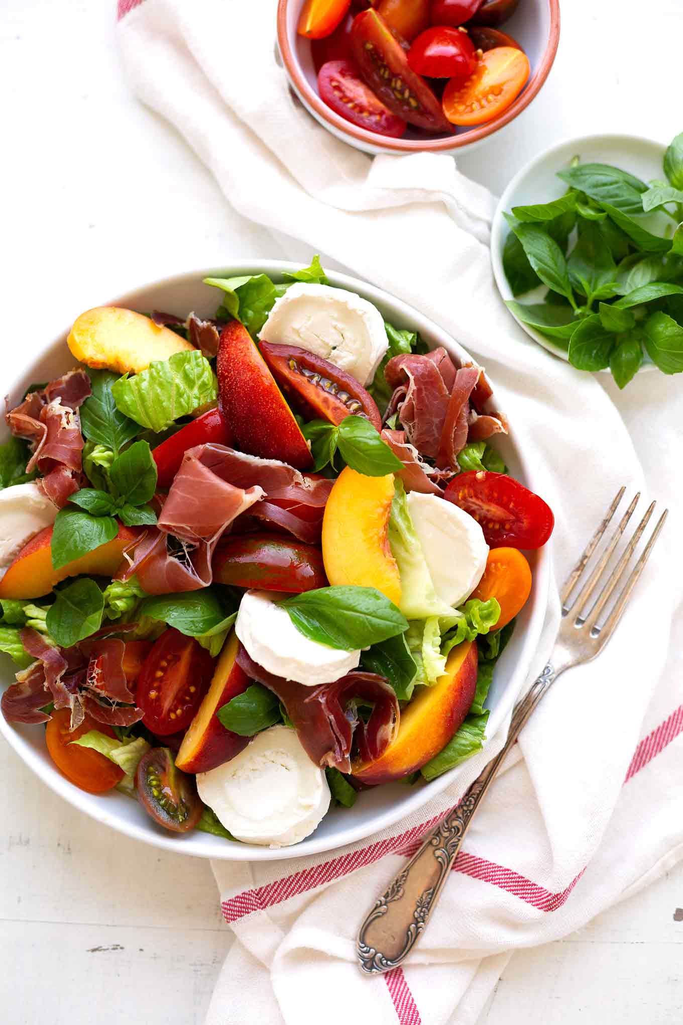 Sommerlicher Nektarinen-Ziegenkäse-Salat und 10 weitere, leckere Tomatenrezepte warten auf dich. Die Tomatensaison ist im vollen Gange und im Kochkarussell findet ihr nun schnelle und leckere Rezeptideen, um eure selbstgeernteten Tomaten lecker zu verarbeiten. Kochkarussell - Foodblog für schnelle und einfache Feierabendküche