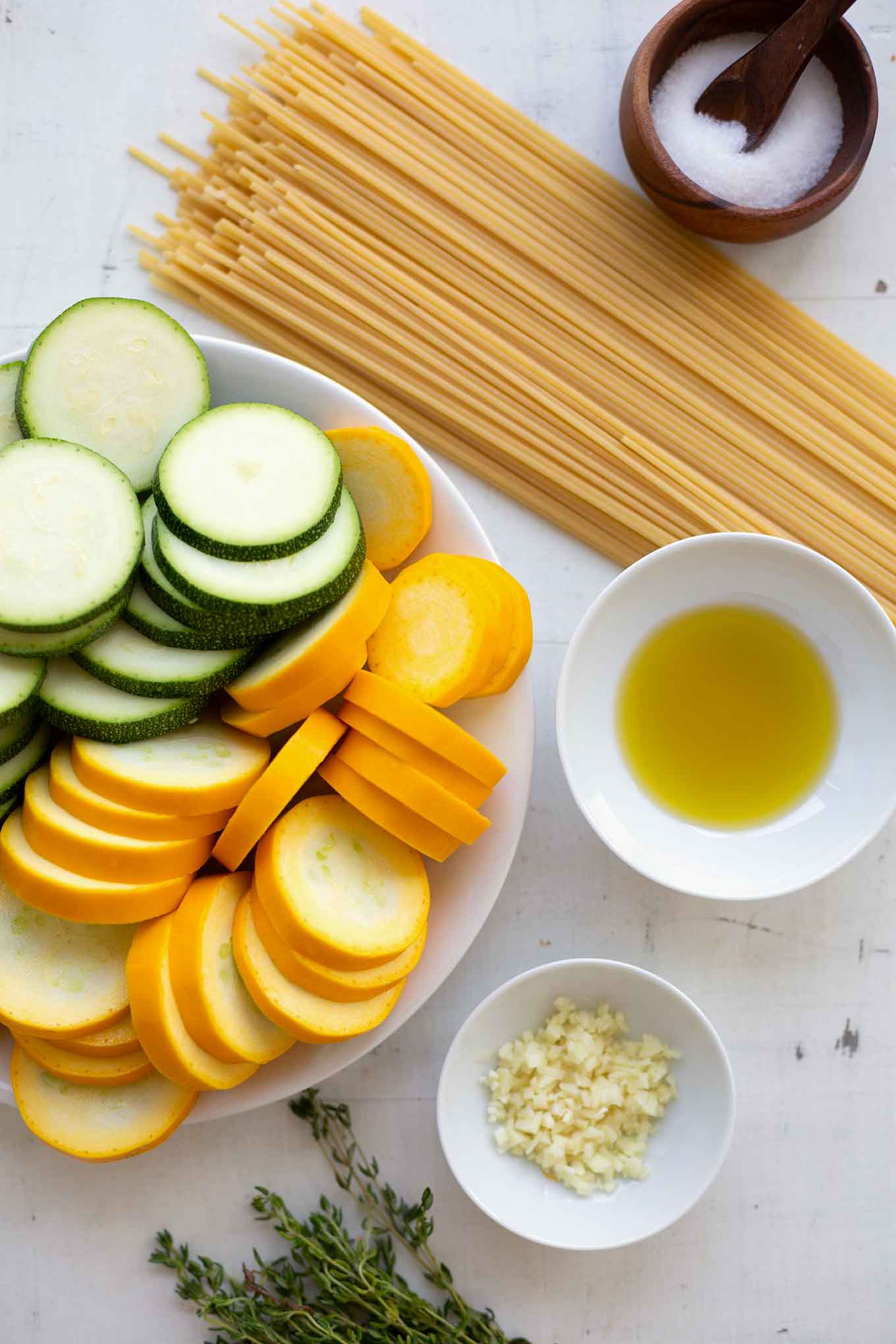 Schnelle Spaghetti mit Zucchini-Weißwein-Sauce. Dieses einfache 20-Minuten Rezept ist perfekt für den Sommer, super lecker und vegetarisch! - Kochkarussell.com #zucchini #spaghetti #pasta #sommer #kochkarussell