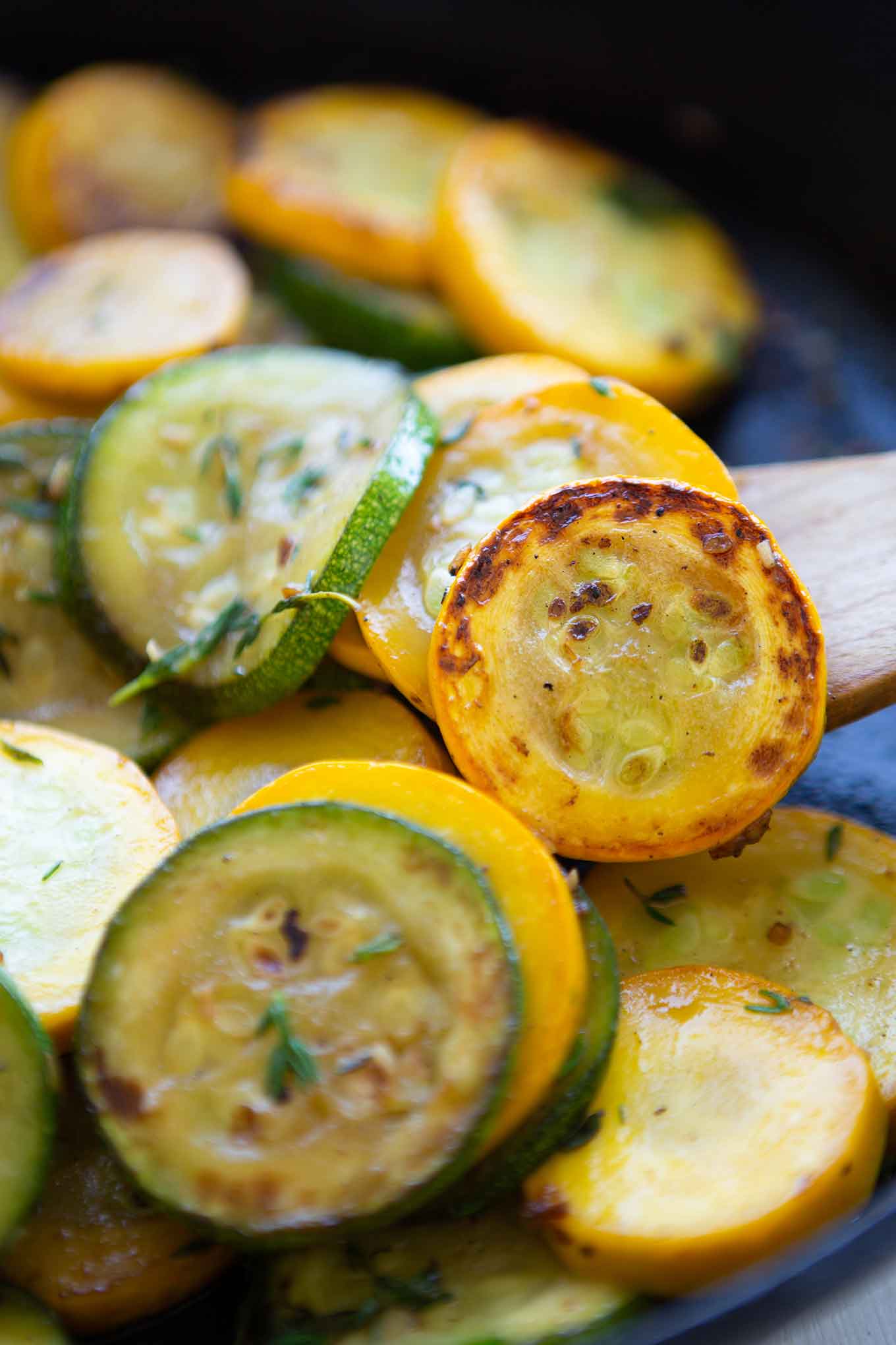 Schnelle Spaghetti mit Zucchini-Weißwein-Sauce. Dieses einfache 20-Minuten Rezept ist perfekt für den Sommer, super lecker und vegetarisch! - Kochkarussell.com #zucchini #spaghetti #pasta #sommer #kochkarussell