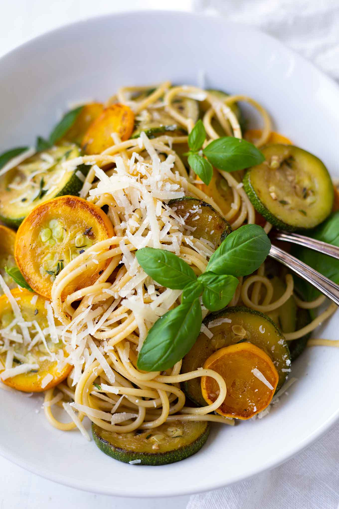 Schnelle Spaghetti mit Zucchini-Weißwein-Sauce. Dieses einfache 20-Minuten Rezept ist perfekt für den Sommer, super lecker und vegetarisch! - Kochkarussell.com #zucchini #spaghetti #pasta #sommer #kochkarussell