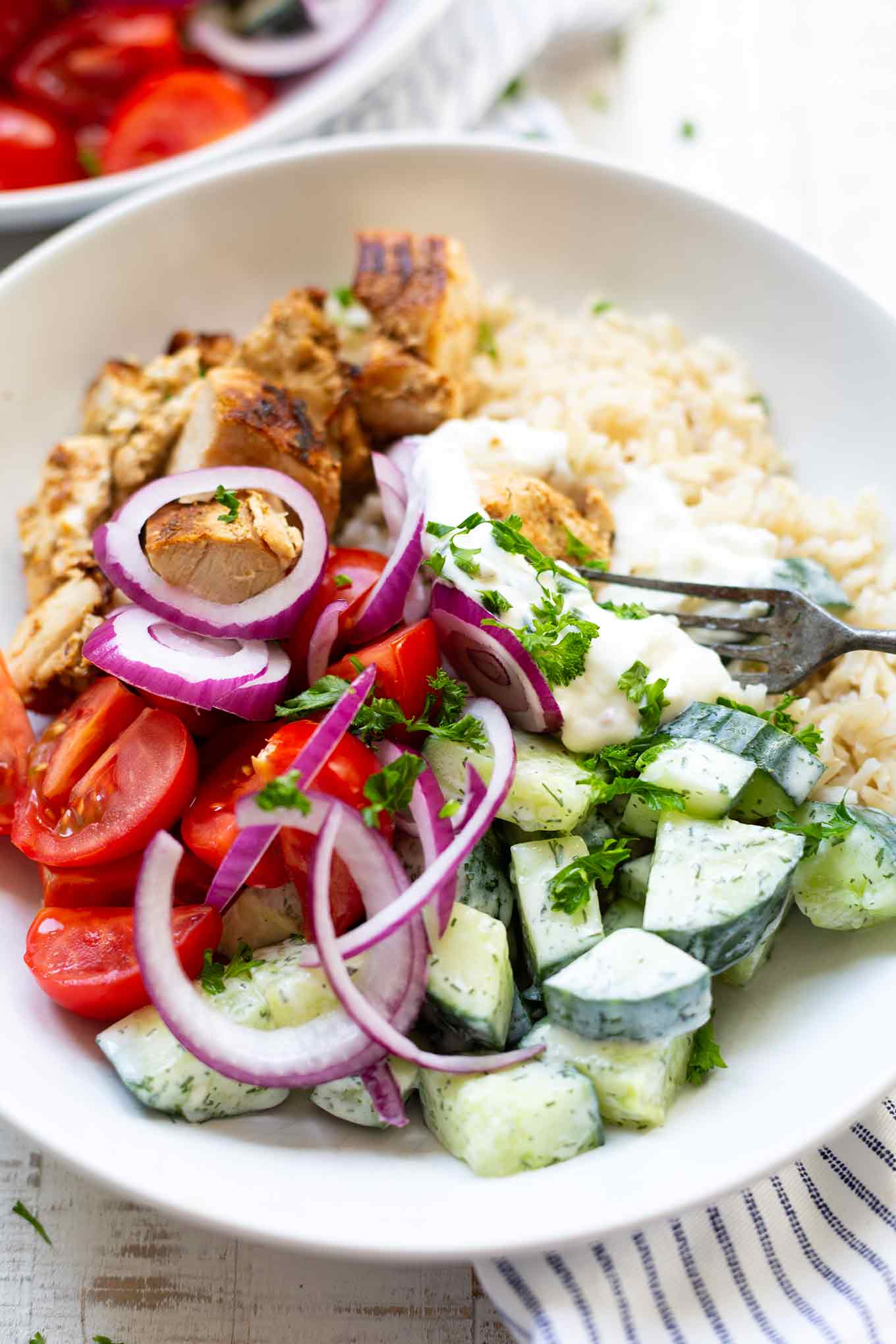 Griechische Hähnchen-Tzatziki Bowl. Dieses schnelle Rezept ist herrlich würzig, sättigend und geht immer! - Kochkarussell.com #bowl #hähnchen #rezept #schnellundeinfach