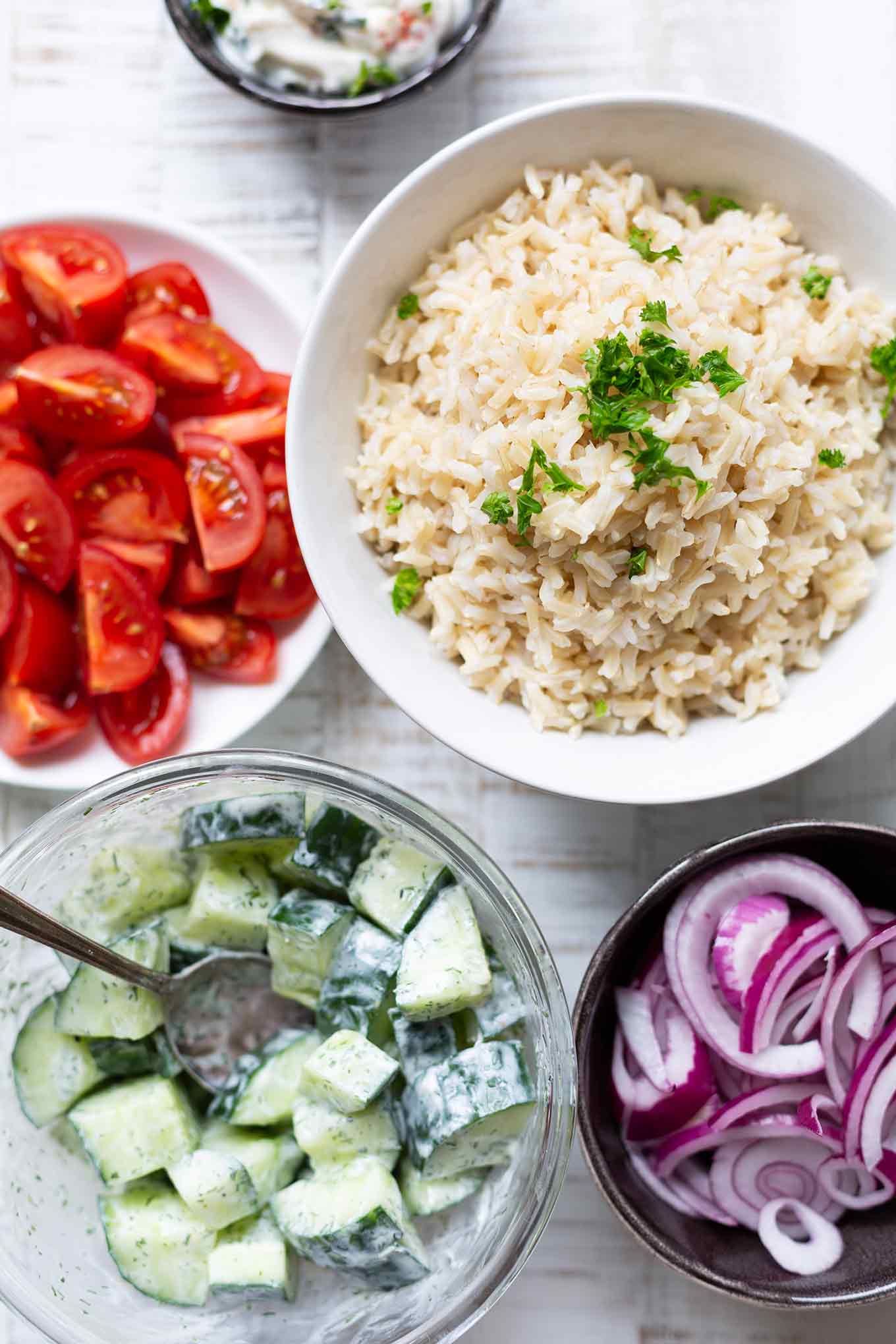 Griechische Hähnchen-Tzatziki Bowl. Dieses schnelle Rezept ist herrlich würzig, sättigend und geht immer! - Kochkarussell.com #bowl #hähnchen #rezept #schnellundeinfach