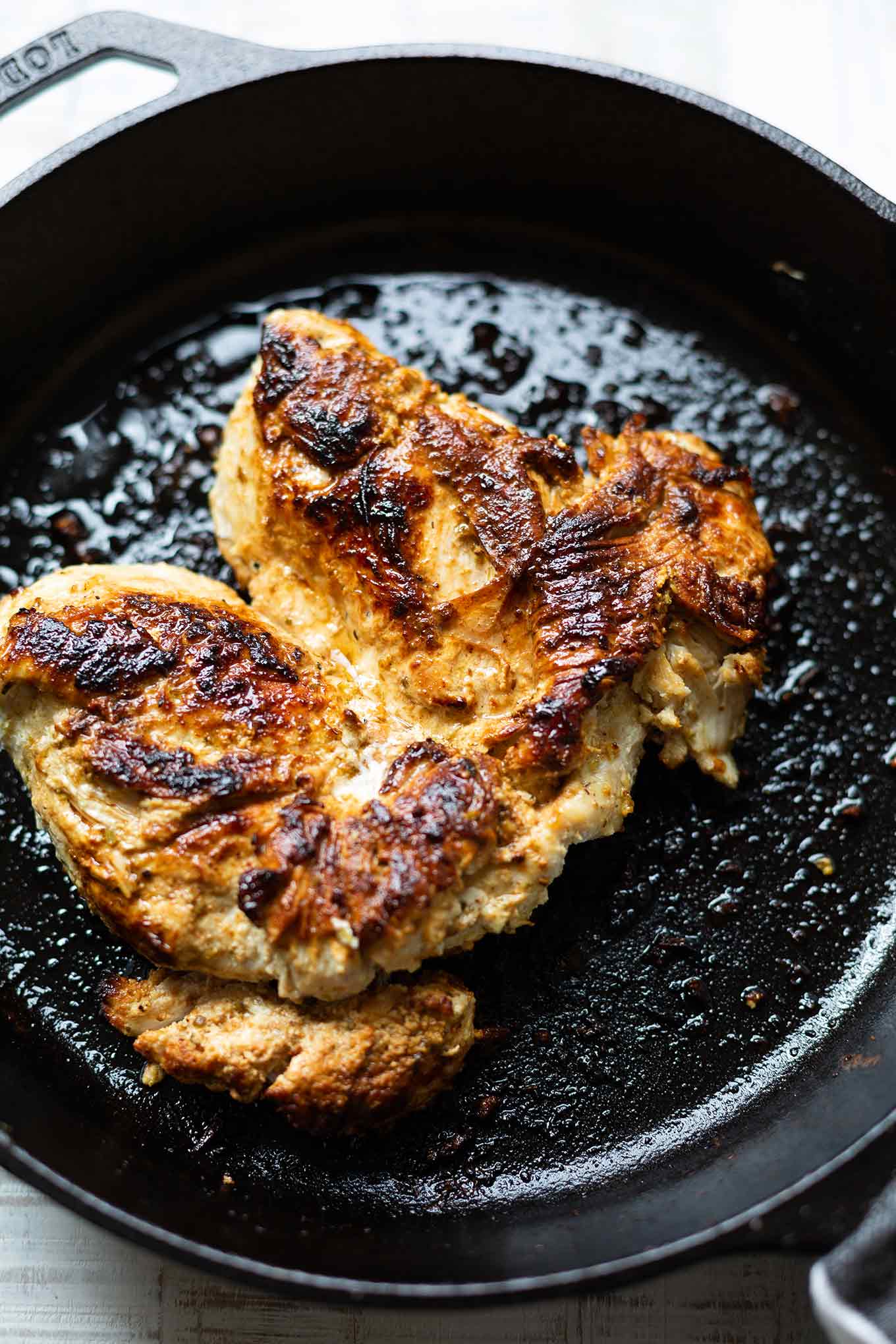 Griechische Hähnchen-Tzatziki Bowl. Dieses schnelle Rezept ist herrlich würzig, sättigend und geht immer! - Kochkarussell.com #bowl #hähnchen #rezept #schnellundeinfach