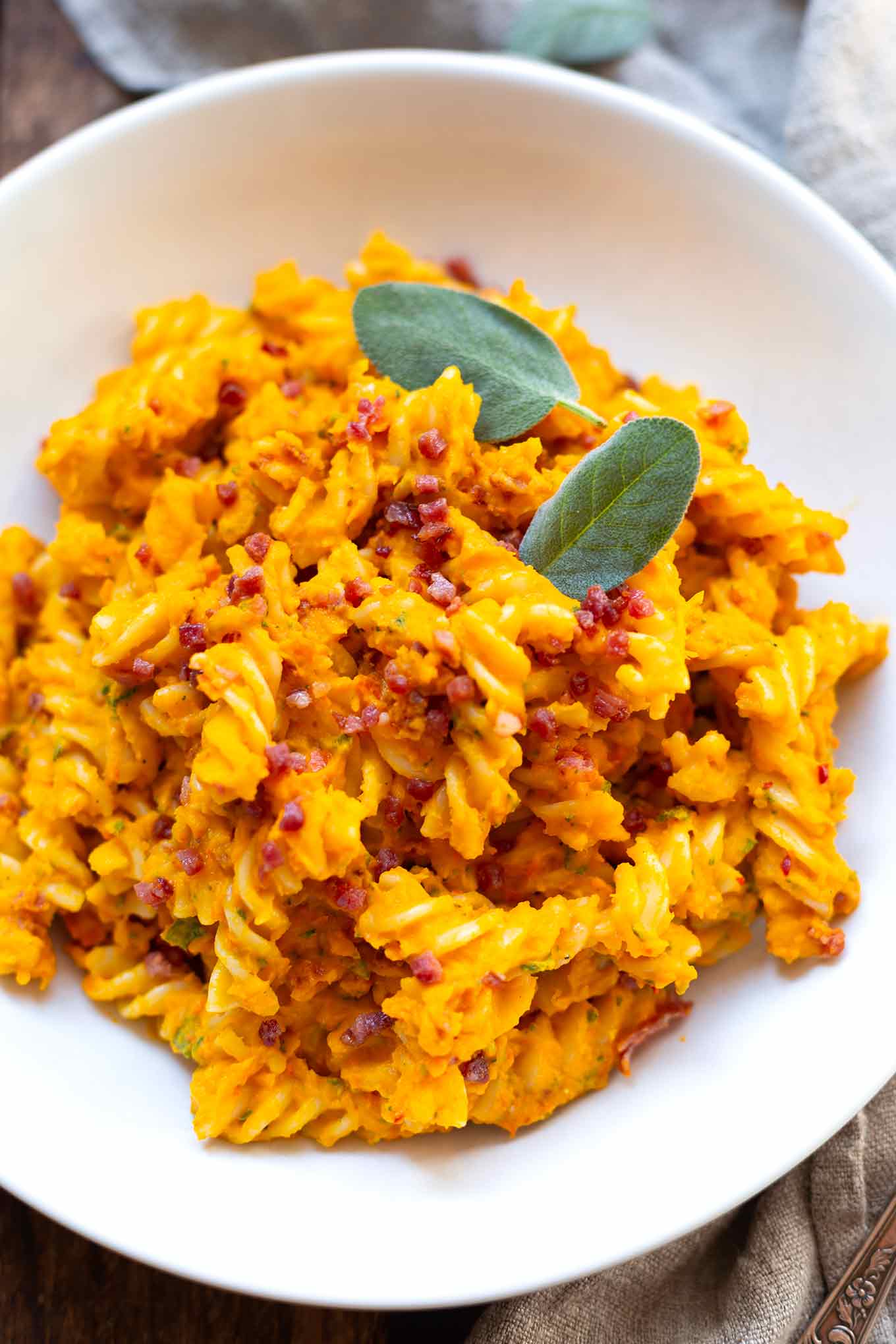 11 schnelle und einfache Kürbis-Rezepte: Kürbis-Speck-Pasta. Kochkarussell - dein Foodblog für schnelle und einfache Feierabendküche. 