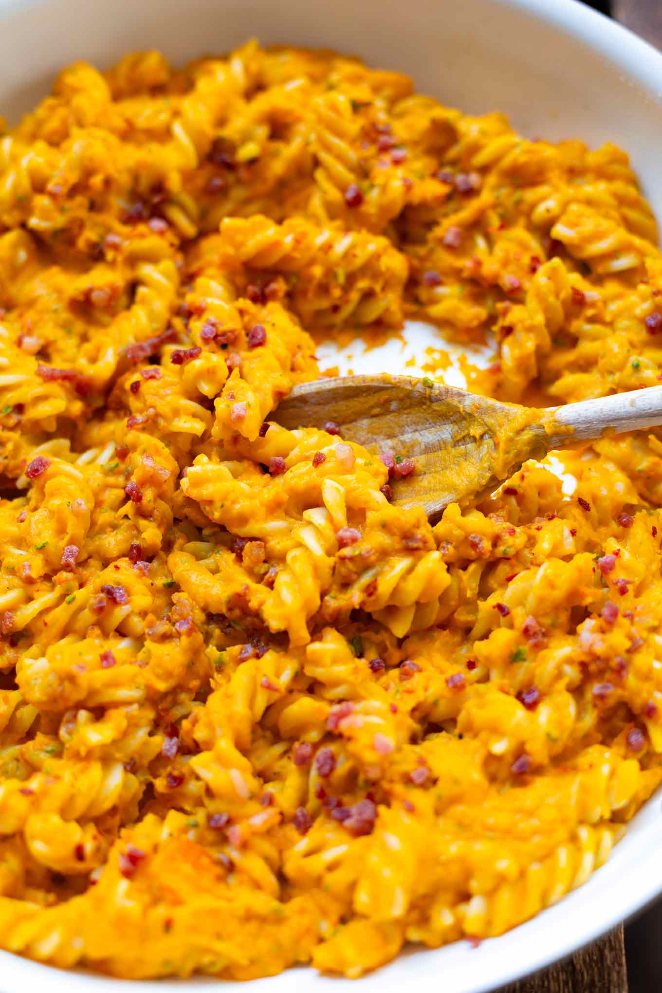 Einfache Kürbis-Pasta mit Speck. Dieses schnelle Herbstrezept ist einfach und super lecker. 
Du brauchst nur wenige saisonale und günstige Zutaten und schon steht deinem Wohlfühlessen nichts mehr im Wege.  Das Kürbisrezept für deinen köstlichen Herbst.

Kochkarussell - dein Foodblog für schnelle und einfache Feierabendküche.