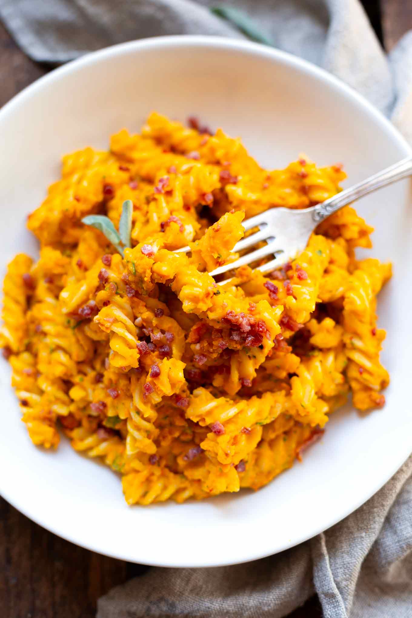 Einfache Kürbis-Pasta mit Salbei. Dieses schnelle Herbstrezept ist einfach und super lecker. 
Du brauchst nur wenige saisonale und günstige Zutaten und schon steht deinem Wohlfühlessen nichts mehr im Wege.  Das Kürbisrezept für deinen köstlichen Herbst.

Kochkarussell - dein Foodblog für schnelle und einfache Feierabendküche.