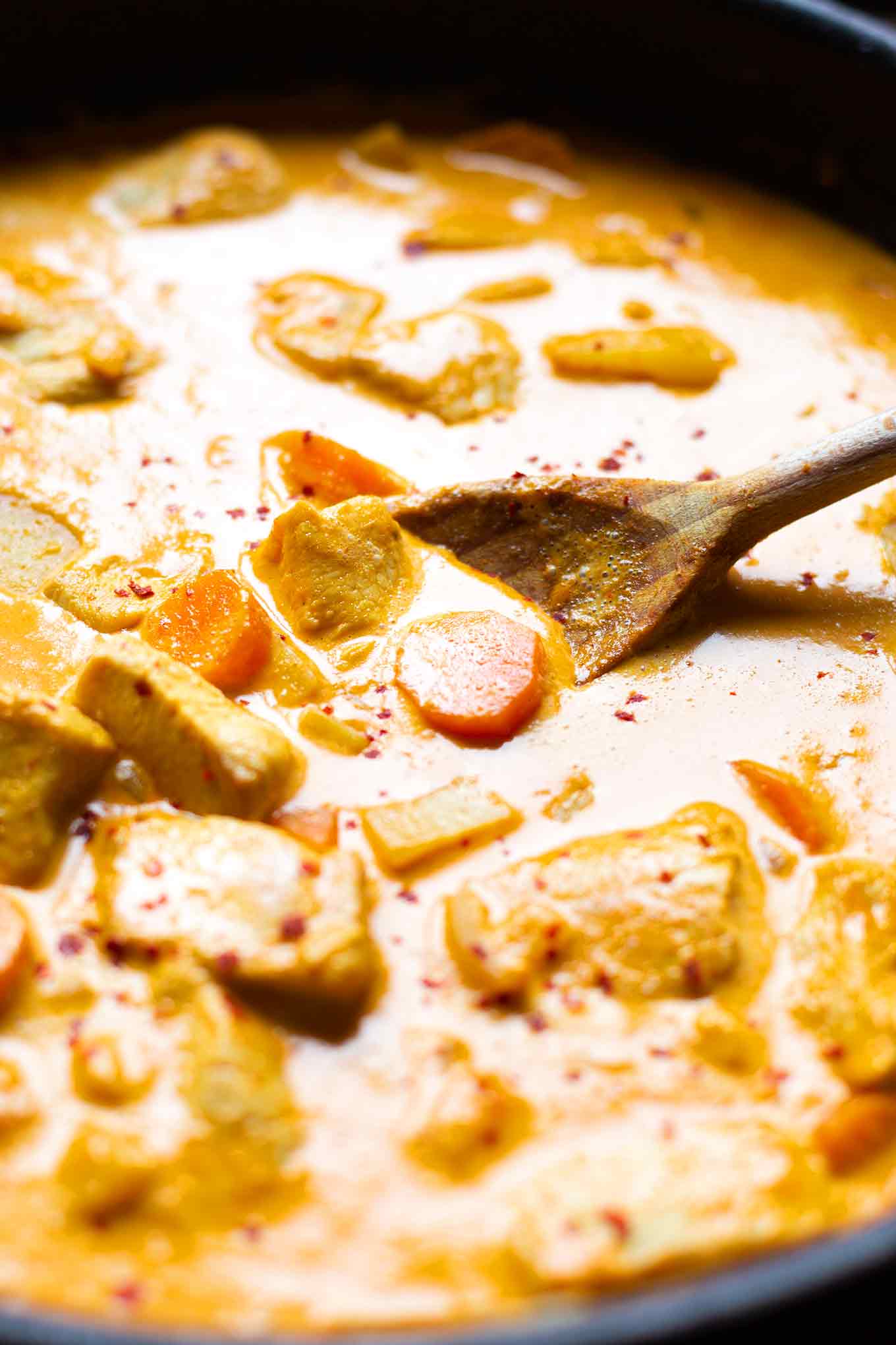 Gelbes Thai-Curry mit Hähnchen. Dieses einfache 30-Minuten Rezept ist schnell, cremig und SO lecker! - Kochkarussell.com #thaicurry #curry #rezept #schnellundeinfach #kochkarussell