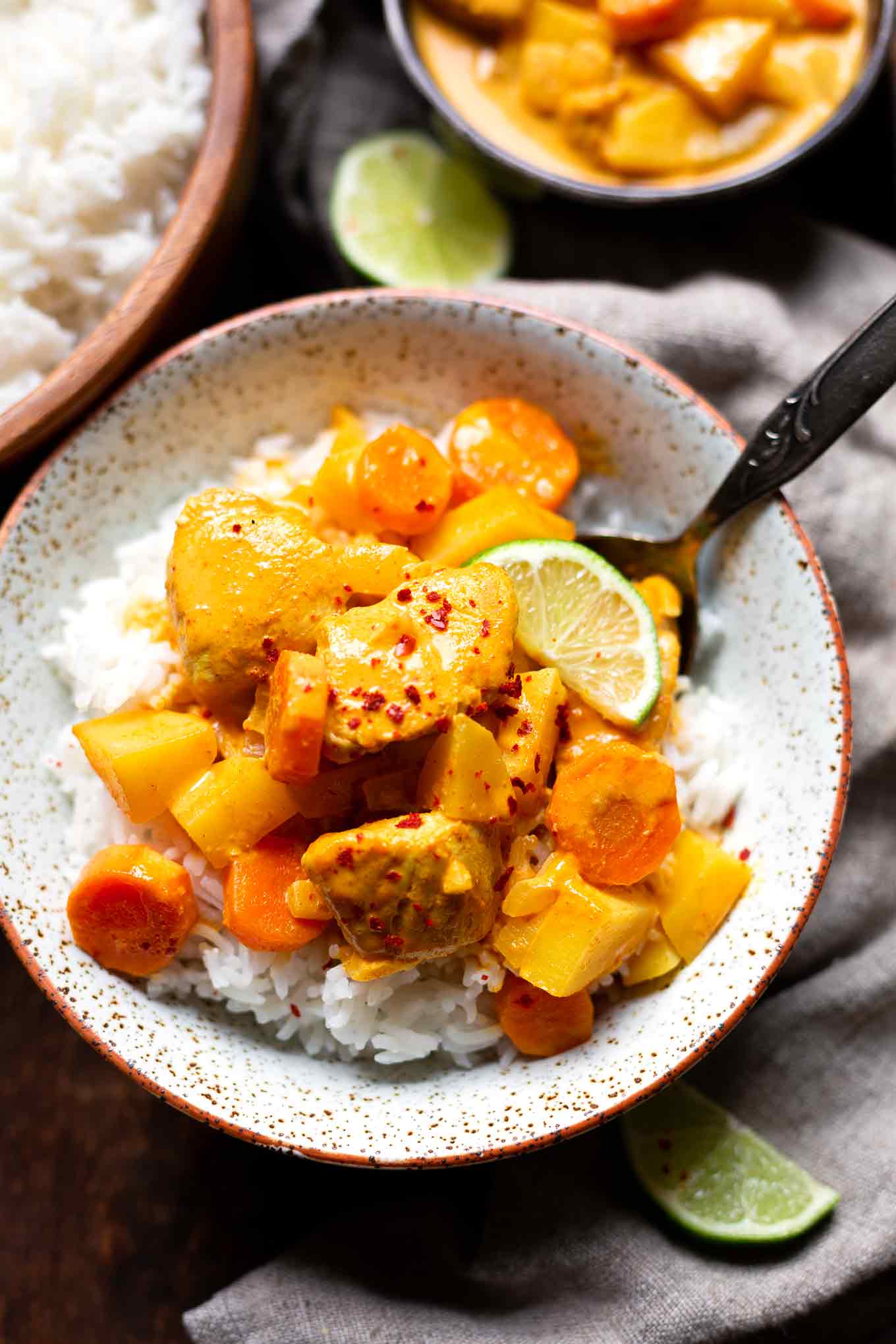 Gelbes Thai-Curry mit Kokosmilch. Dieses einfache 30-Minuten Rezept ist schnell, cremig und SO lecker! - Kochkarussell.com #thaicurry #curry #rezept #schnellundeinfach #kochkarussell