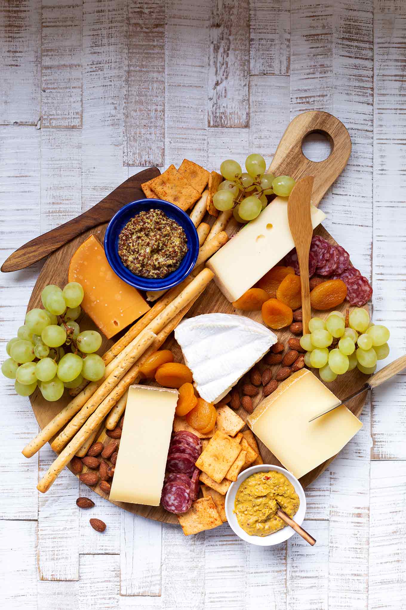 So geht's: Käseplatte selber machen. Mit dieser einfachen Schritt für Schritt-Anleitung wird die perfekte Käseplatte zum Kinderspiel! - Kochkarussell.com #käseplatte #selbermachen #rezept #kochkarussell