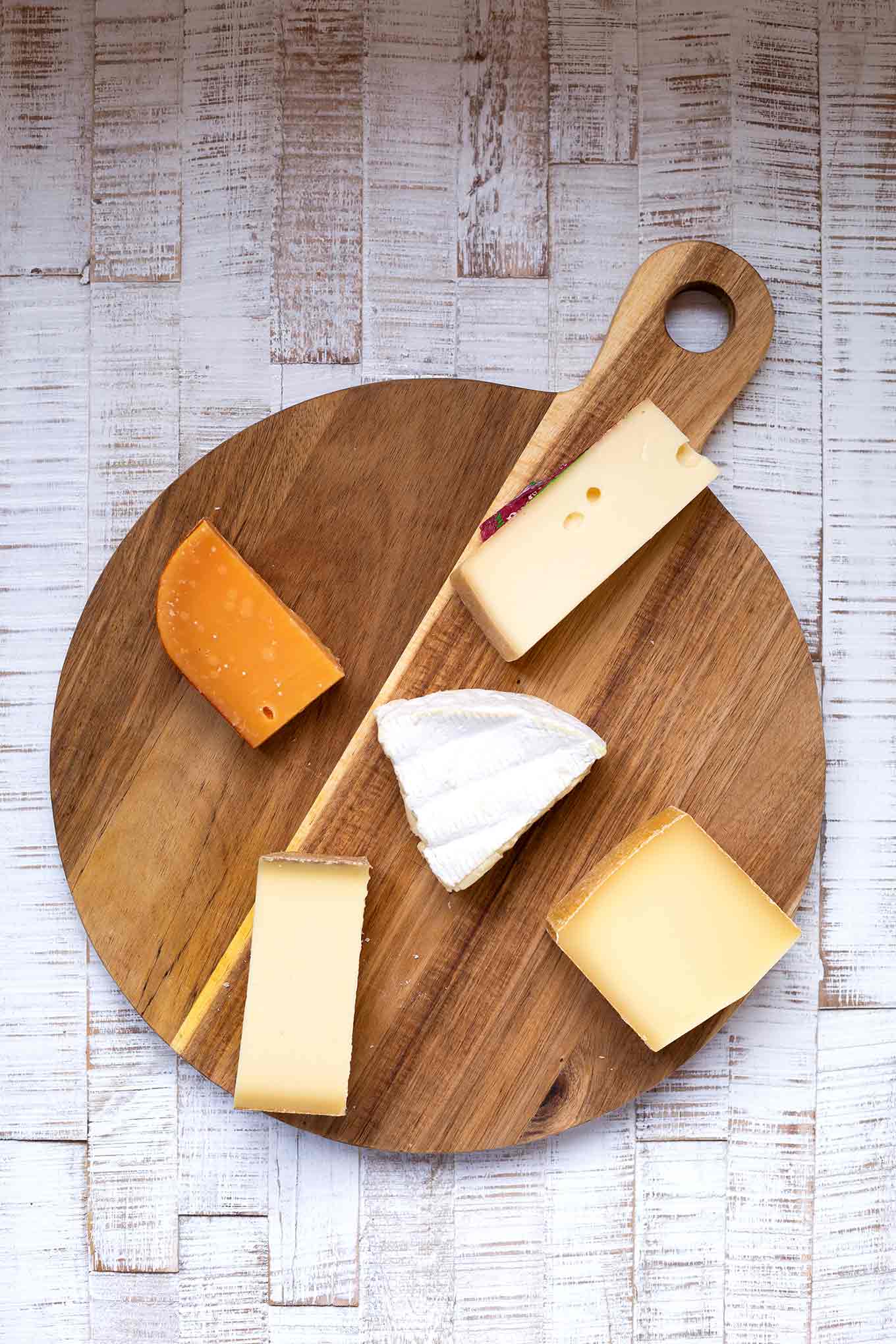 So geht's: Käseplatte selber machen. Mit dieser einfachen Schritt für Schritt-Anleitung wird die perfekte Käseplatte zum Kinderspiel! - Kochkarussell.com #käseplatte #selbermachen #rezept #kochkarussell