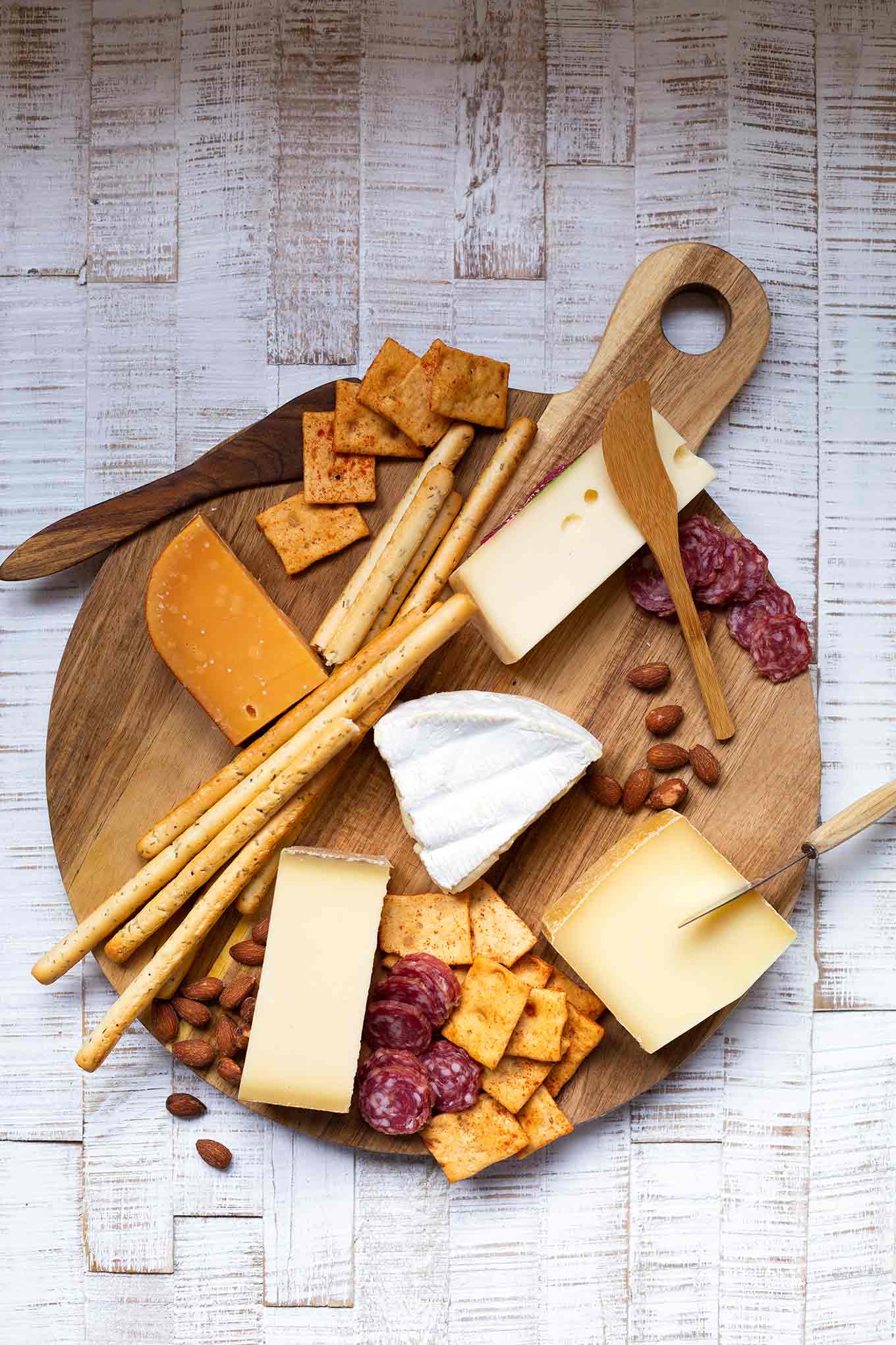 So geht's: Käseplatte selber machen. Mit dieser einfachen Schritt für Schritt-Anleitung wird die perfekte Käseplatte zum Kinderspiel! - Kochkarussell.com #käseplatte #selbermachen #rezept #kochkarussell