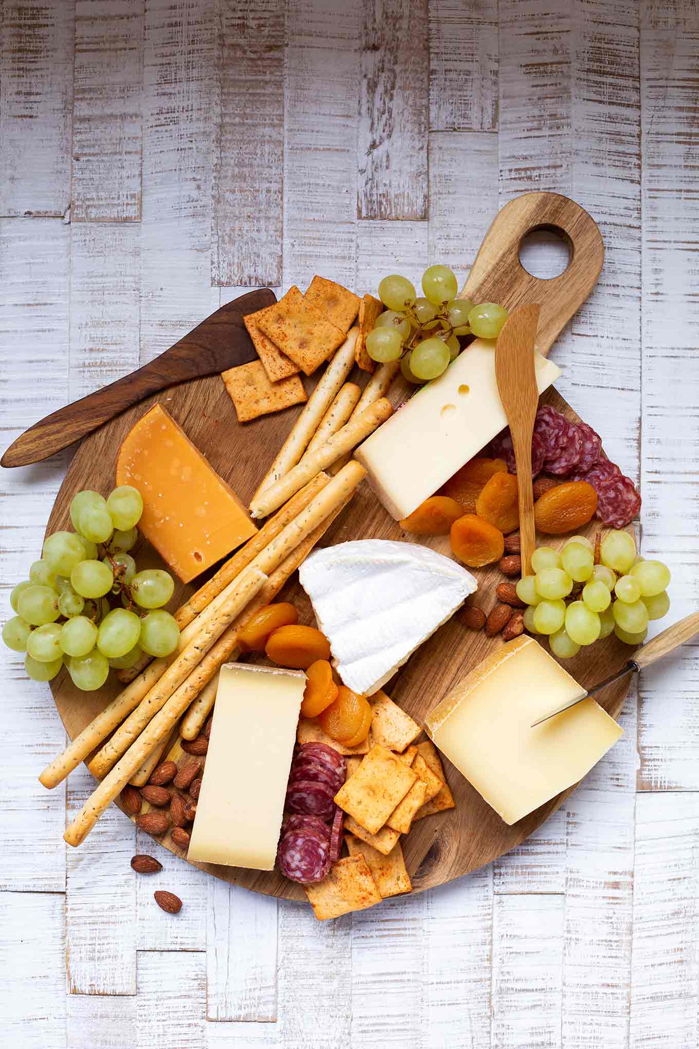 So geht's: Käseplatte selber machen. Mit dieser einfachen Schritt für Schritt-Anleitung wird die perfekte Käseplatte zum Kinderspiel! - Kochkarussell.com #käseplatte #selbermachen #rezept #kochkarussell