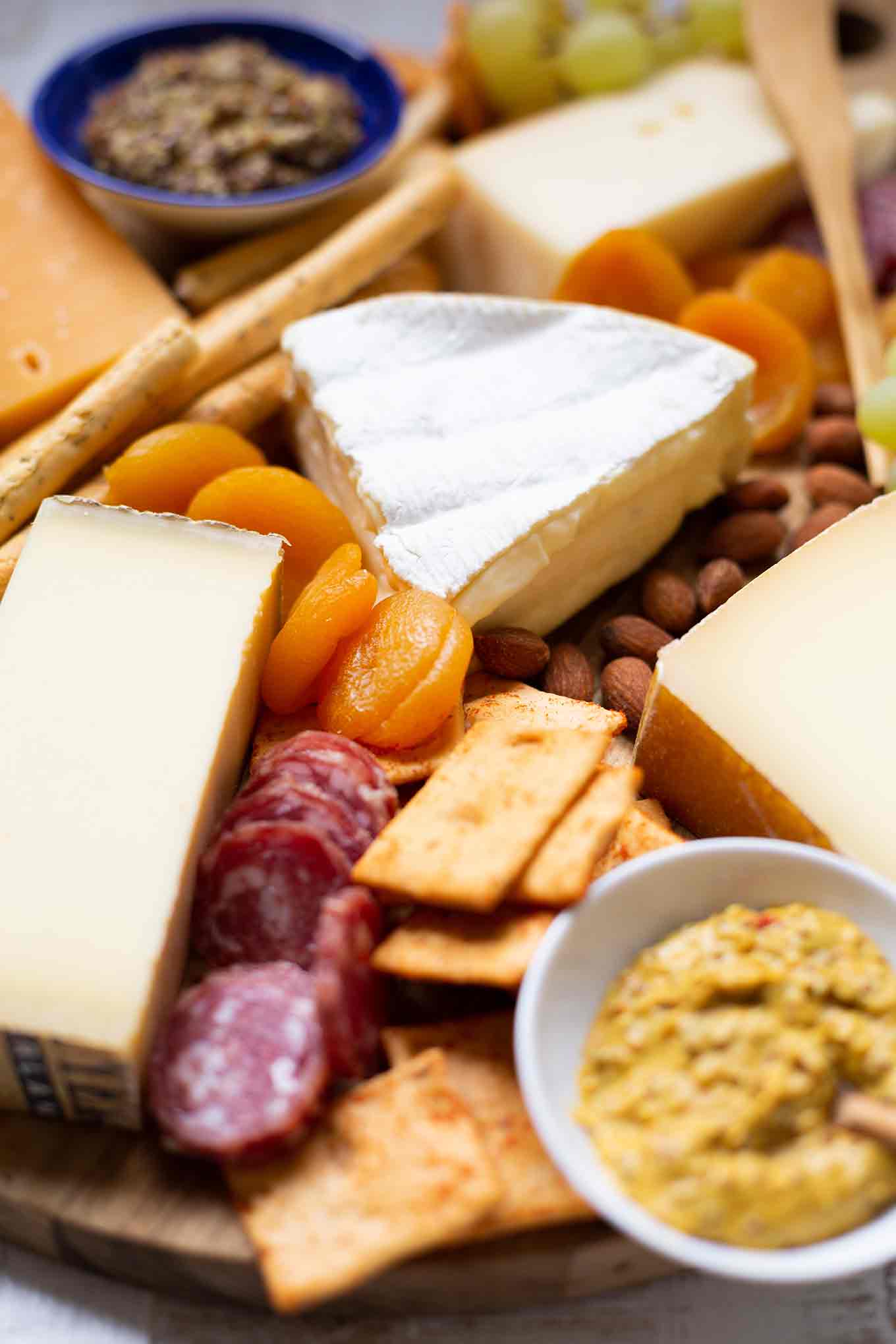 So geht's: Käseplatte selber machen. Mit dieser einfachen Schritt für Schritt-Anleitung wird die perfekte Käseplatte zum Kinderspiel! - Kochkarussell.com #käseplatte #selbermachen #rezept #kochkarussell