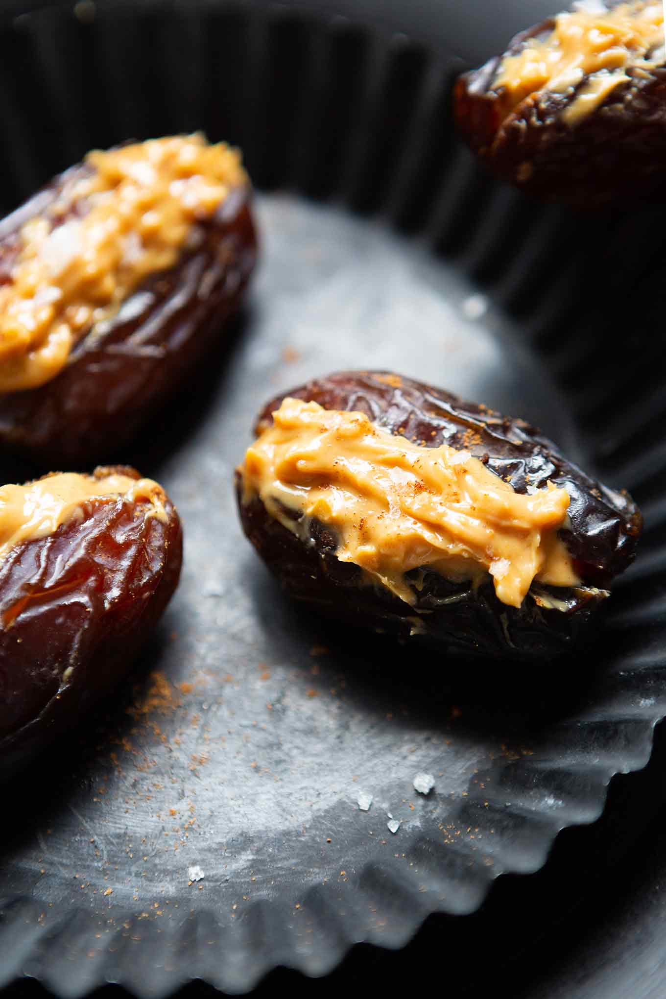 2-Zutaten Medjool Datteln mit Erdnussbutter. Mein liebster einfacher, gesunder und natürlich gesüßter Snack für zwischendurch! Kochkarussell - dein Foodblog für schnelle und einfache Rezepte.